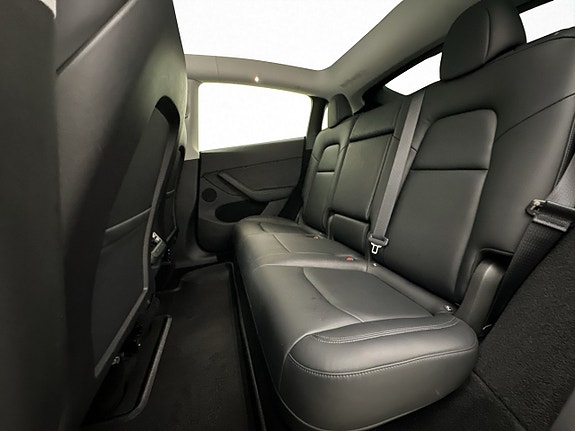 Tesla Model Y 22 of 30
