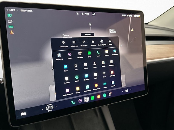 Tesla Model Y 17 of 30