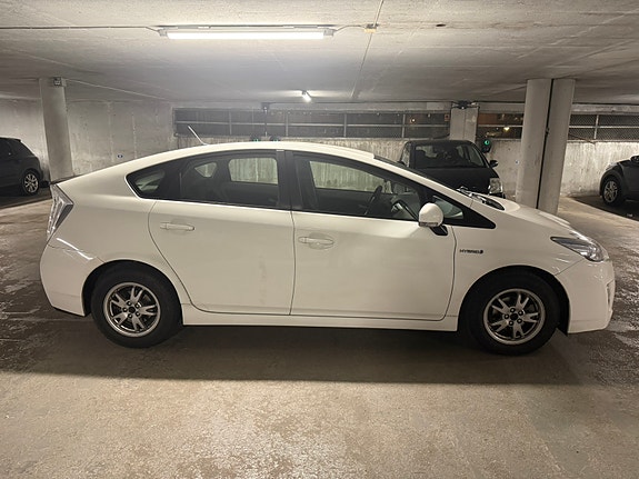 Toyota Prius 3 of 5