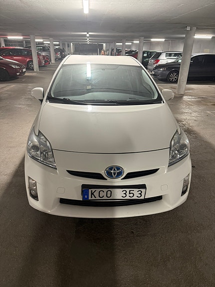Toyota Prius 2 of 5