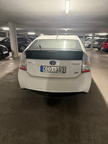 Toyota Prius 4 of 5
