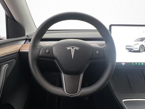Tesla Model Y 15 of 30