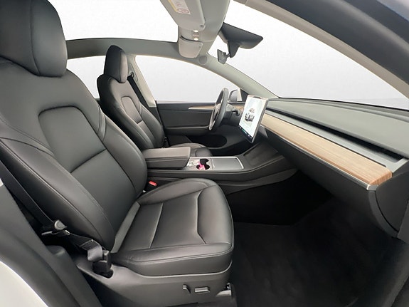 Tesla Model Y 16 of 30