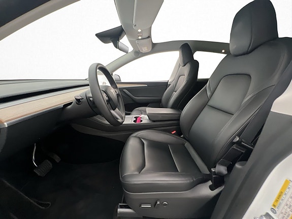 Tesla Model Y 13 of 30