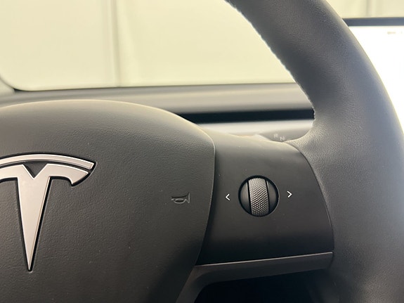 Tesla Model Y 21 of 30