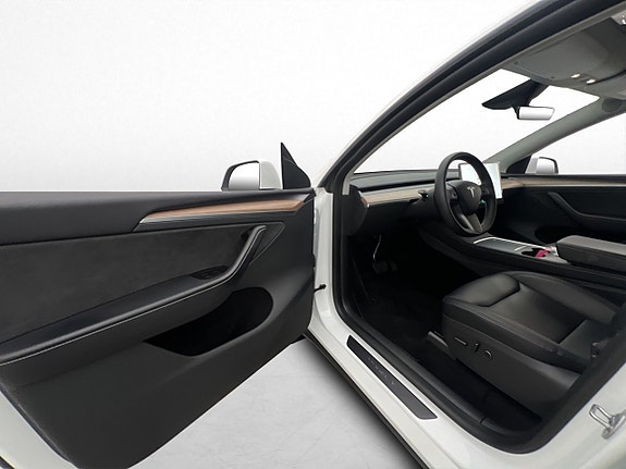 Tesla Model Y 12 of 30