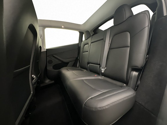 Tesla Model Y 18 of 30