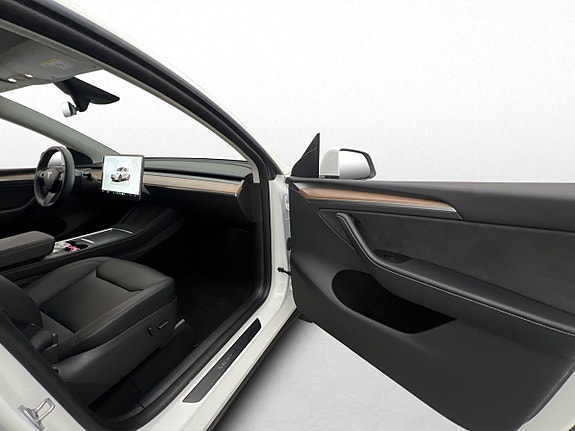 Tesla Model Y 17 of 30