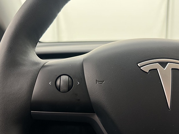 Tesla Model Y 20 of 30