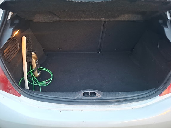 Peugeot 208 3 of 8
