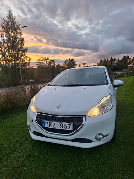 Peugeot 208 2 of 8