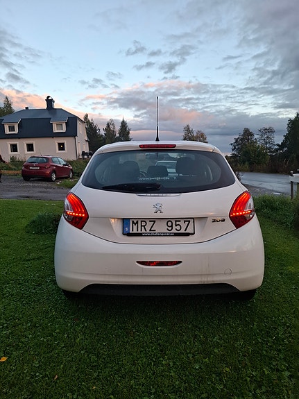 Peugeot 208 4 of 8