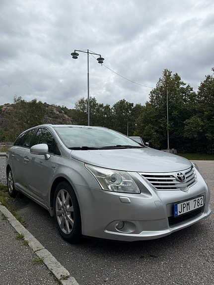 Toyota Avensis 2 of 6