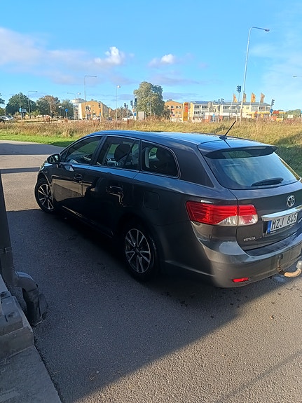 Toyota Avensis 2 of 6