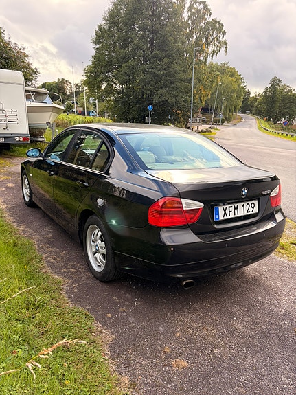 BMW 320i 3 of 5