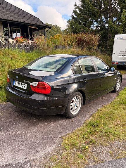 BMW 320i 4 of 5