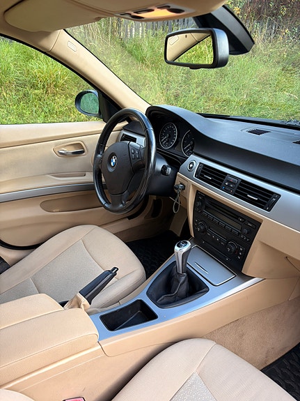 BMW 320i 5 of 5