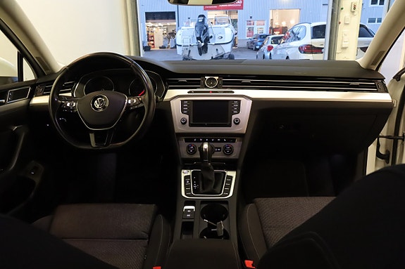Volkswagen Passat 10 of 19