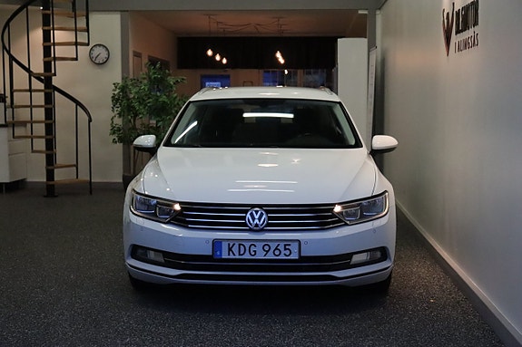 Volkswagen Passat 2 of 19