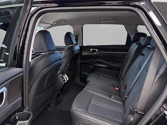 Kia Sorento 3 of 13