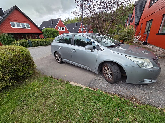 Toyota Avensis 2 of 6