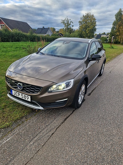Volvo V60 Cross Country 2 of 6