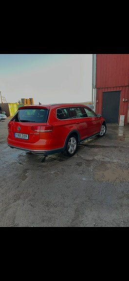 Volkswagen Passat Alltrack 2 of 3