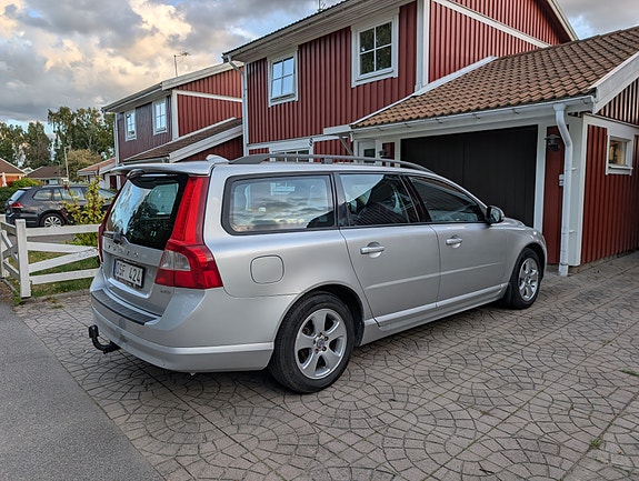 Volvo V70 3 of 5