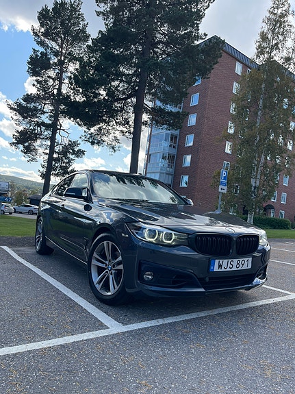 BMW 320i 2 of 7