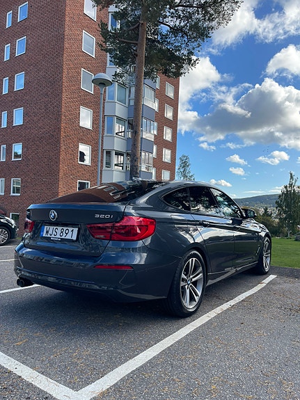 BMW 320i 4 of 7