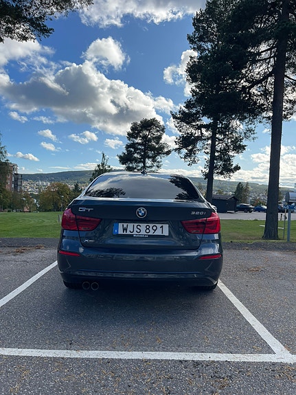 BMW 320i 5 of 7