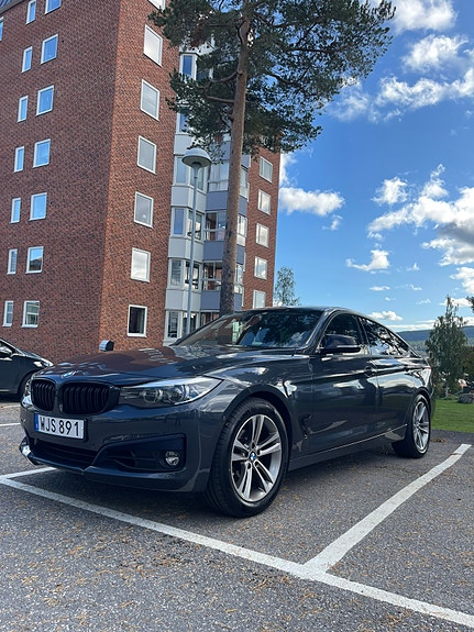BMW 320i 3 of 7