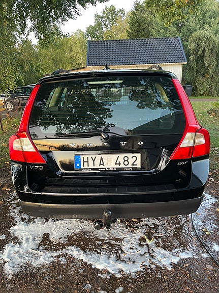 Volvo V70 2 of 6