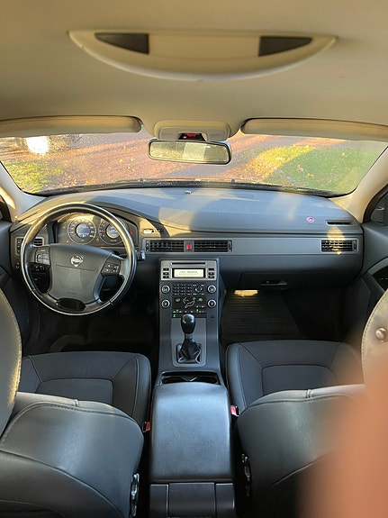 Volvo V70 3 of 6