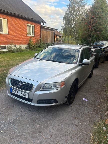 Volvo V70 2 of 5