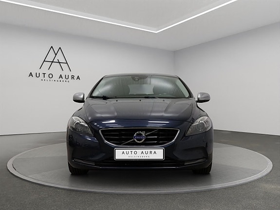Volvo V40 2 of 15