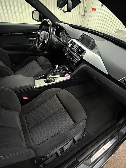 BMW 330i 4 of 6