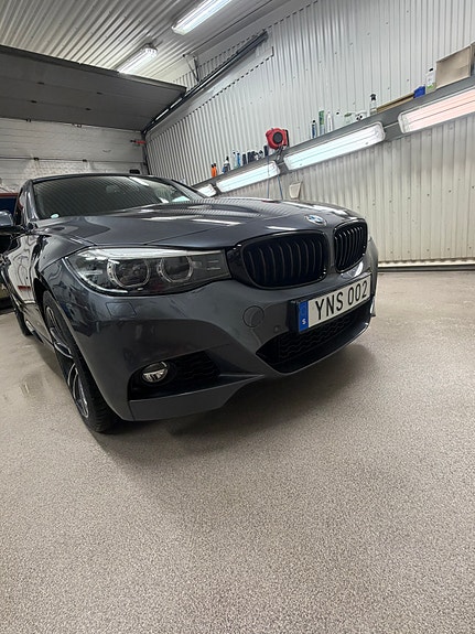 BMW 330i 3 of 6