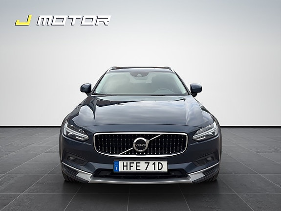 Volvo V90 Cross Country 8 of 10