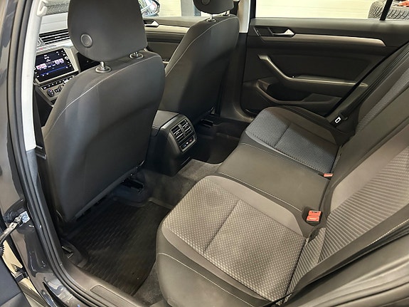 Volkswagen Passat 7 of 16