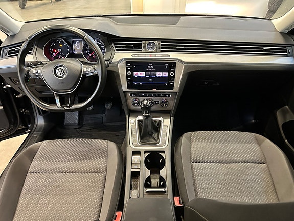 Volkswagen Passat 13 of 16