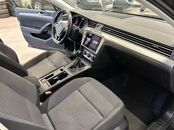 Volkswagen Passat 11 of 16