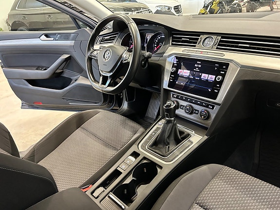 Volkswagen Passat 12 of 16