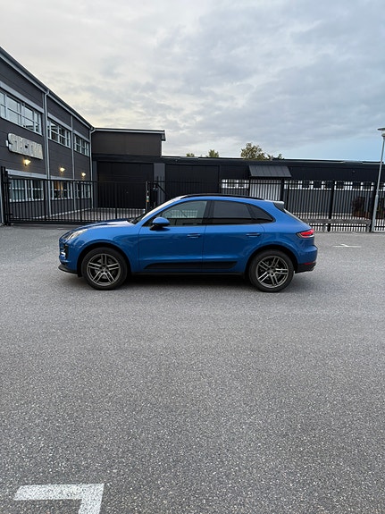 Porsche Macan S 2 of 9