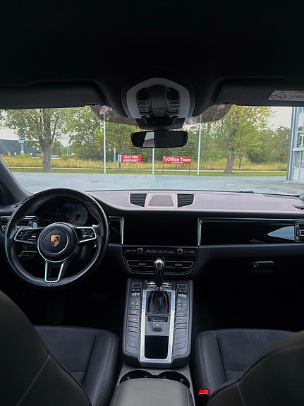 Porsche Macan S 7 of 9