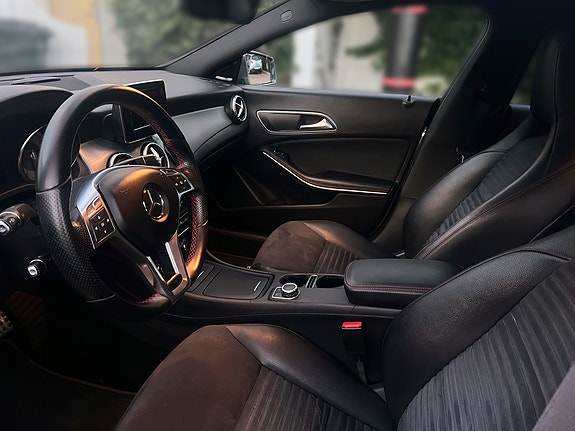 Mercedes-Benz CLA250 3 of 16