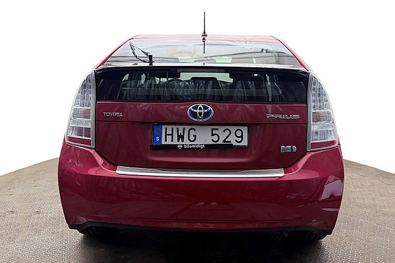 Toyota Prius 7 of 30