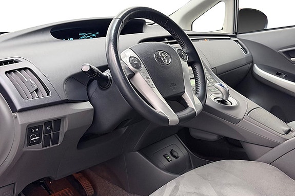 Toyota Prius 12 of 30