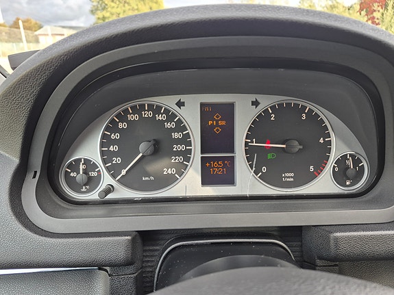 Mercedes-Benz B180 7 of 17