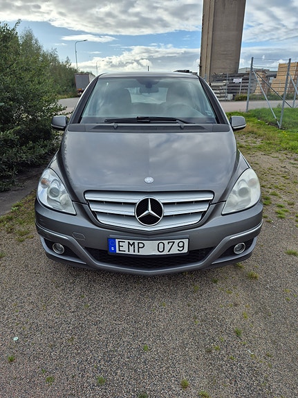 Mercedes-Benz B180 3 of 17